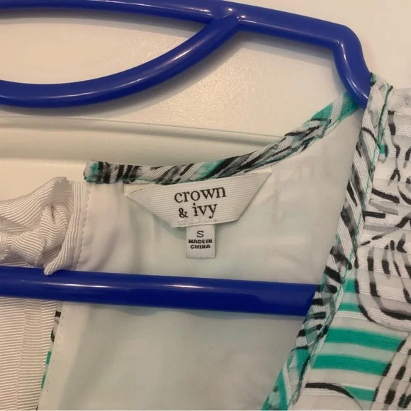 Crown & Ivy Floral Green, White, & Navy Dress - Picture 3 of 9